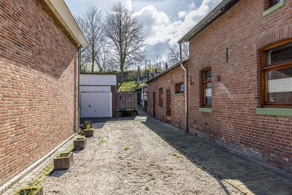Foto - Te koop: Deze authentieke, landelijk gelegen woonboerderij uit 1900 biedt volop mogelijkheden om geheel naar eigen smaak te moderniseren